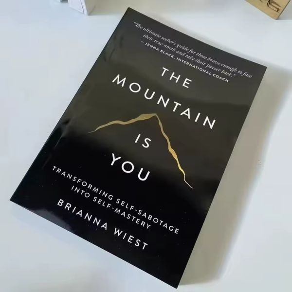 Книга The Mountain Is You англійською про особистісне зростання Бріанна Віст м'яка обкладинка BG1777 фото