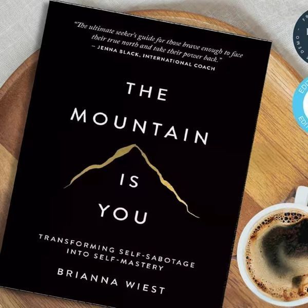 Книга The Mountain Is You англійською про особистісне зростання Бріанна Віст м'яка обкладинка BG1777 фото