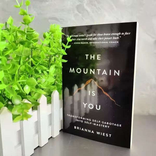 Книга The Mountain Is You англійською про особистісне зростання Бріанна Віст м'яка обкладинка BG1777 фото