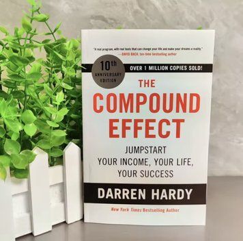 Книга для саморазвития на английском языке The Compound Effect Даррен Харди BG1779 фото