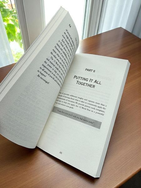 Книга The 12 Week Year для підвищення продуктивності англійською BG1780 фото