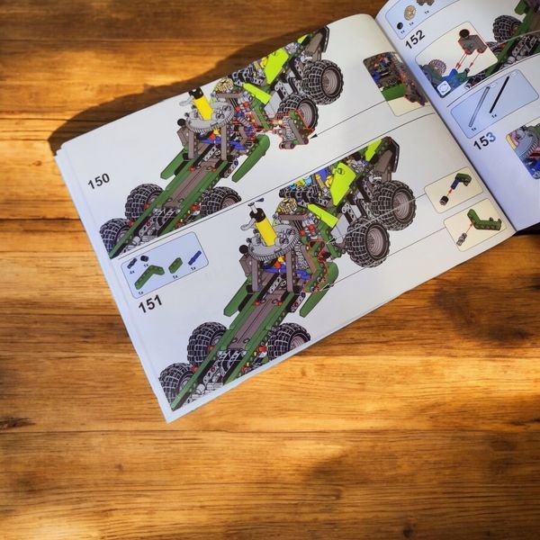 Детализированная модель трактора John Deere с пневматическим захватом и прицепом Mould King TS19006 фото