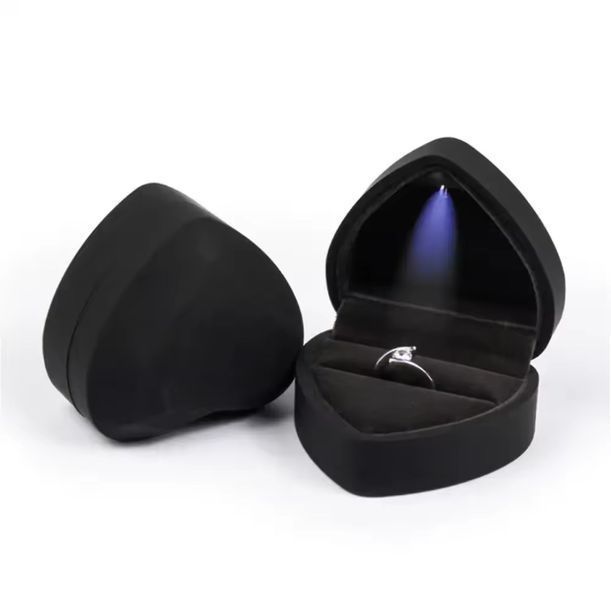 Подарочная коробочка в фоме сердца с подсветкой для кольца черная P13033 фото