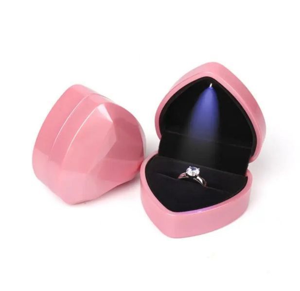 Подарочная коробочка с LED подсветкой для кольца в форме сердца розовая P13026 фото