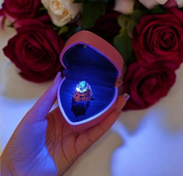 Подарочная коробочка с LED подсветкой для кольца в форме сердца розовая P13026 фото