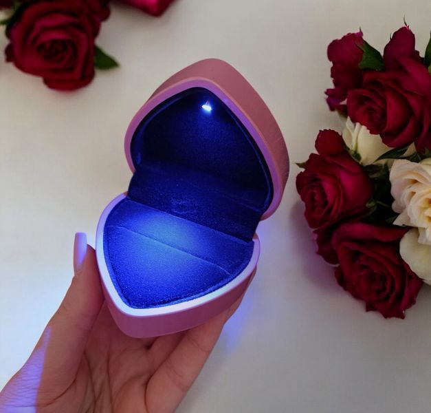 Подарочная коробочка с LED подсветкой для кольца в форме сердца розовая P13026 фото