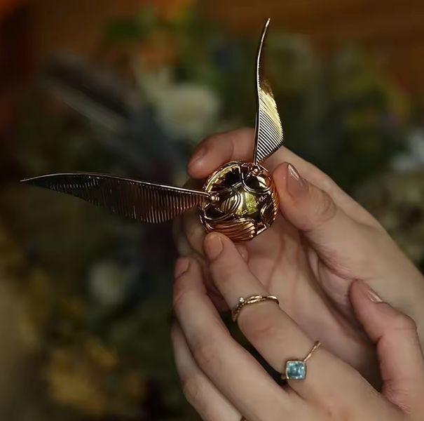 Золотий снітч-схованка з магнітними крилами для кільця подарунковий набір P13078 фото