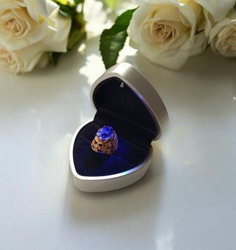 Элегантный футляр с LED подсветкой для кольца золотой P13023 фото