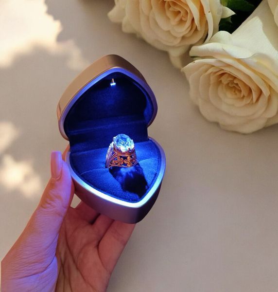 Вишуканий футляр із LED підсвіткою для кільця золотий P13023 фото