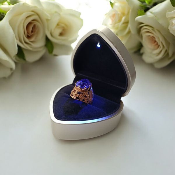Вишуканий футляр із LED підсвіткою для кільця золотий P13023 фото
