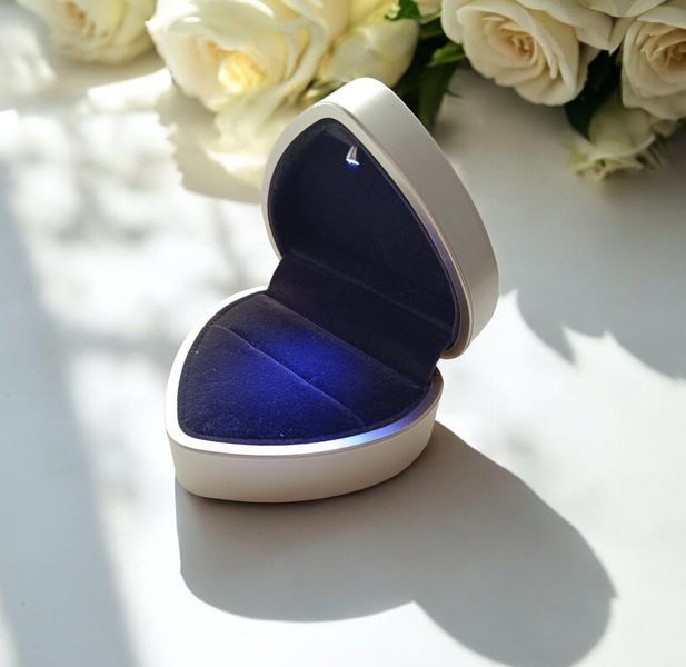 Вишуканий футляр із LED підсвіткою для кільця золотий P13023 фото