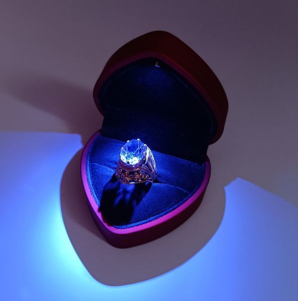 Подарункова скринька для кільця у формі серця з LED підсвіткою червона P13021 фото