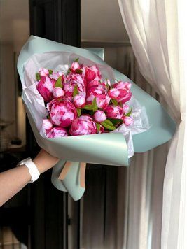 Изысканный розовый букет из 13 пионов для декора интерьера P13055B фото