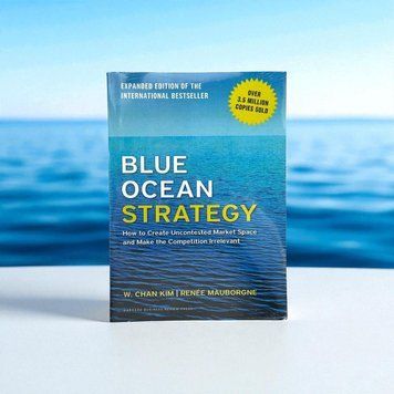 Книга на английском Blue Ocean Strategy В. Чан Ким и Рене Моборн мягкая обложка BG1793 фото