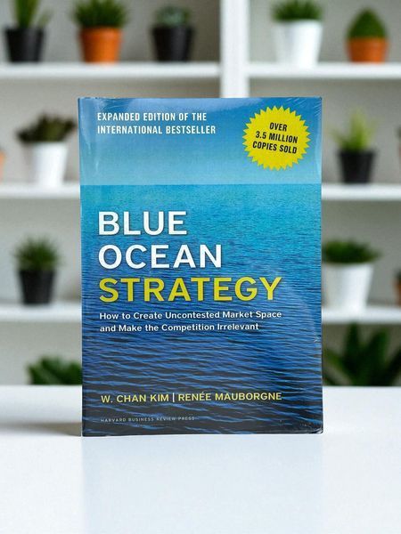 Книга англійською Blue Ocean Strategy В. Чан Кім і Рене Моборн м&rsquo;яка обкладинка BG1793 фото