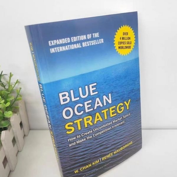Книга англійською Blue Ocean Strategy В. Чан Кім і Рене Моборн м&rsquo;яка обкладинка BG1793 фото
