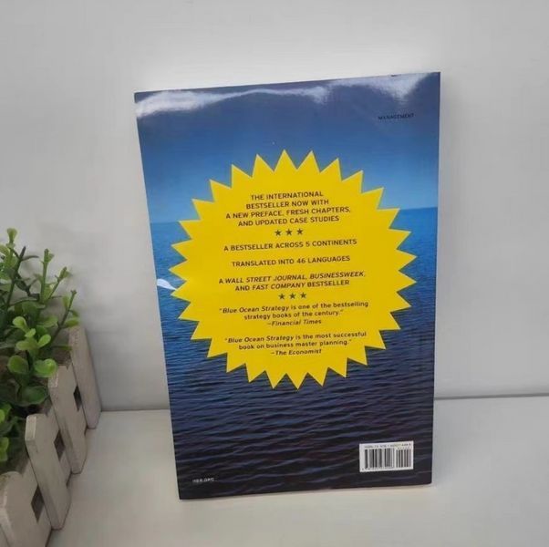 Книга англійською Blue Ocean Strategy В. Чан Кім і Рене Моборн м&rsquo;яка обкладинка BG1793 фото