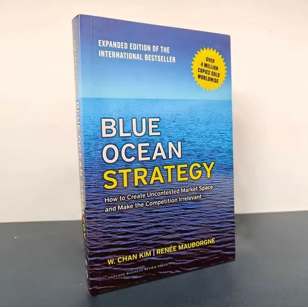 Книга англійською Blue Ocean Strategy В. Чан Кім і Рене Моборн м&rsquo;яка обкладинка BG1793 фото
