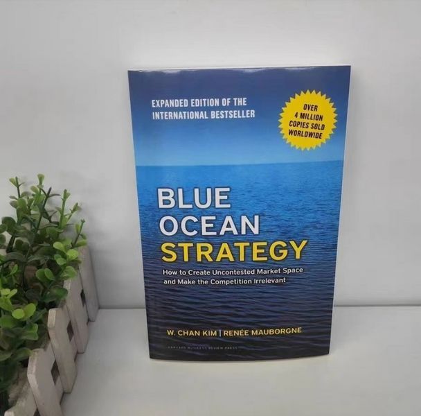 Книга англійською Blue Ocean Strategy В. Чан Кім і Рене Моборн м&rsquo;яка обкладинка BG1793 фото